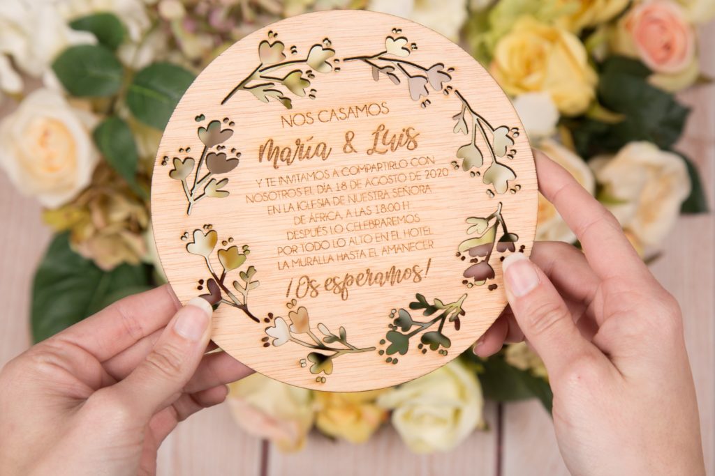 invitación para boda de madera